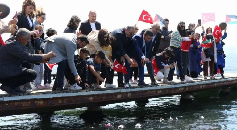 Kocaeli'den 'büyük aile' mesajı... Denize kağıttan gemiler bırakıldı